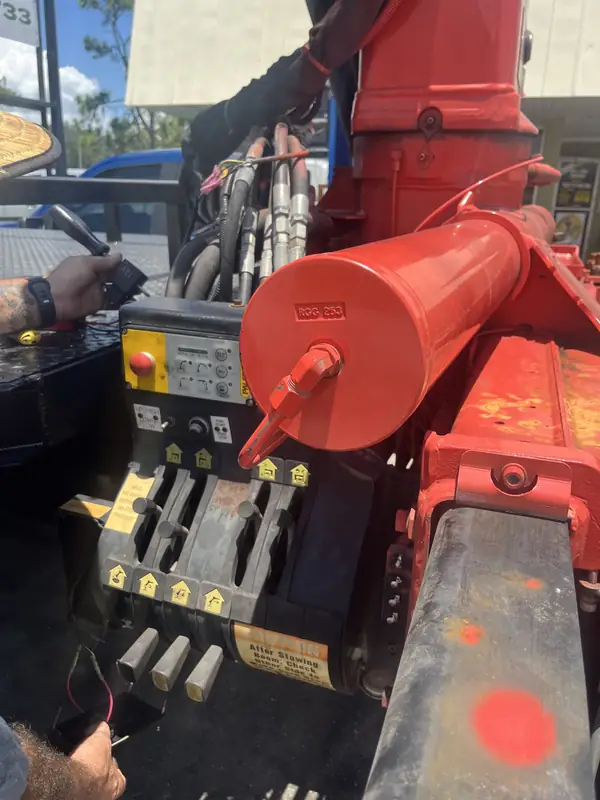 Crane boom hydraulic cylinder repair